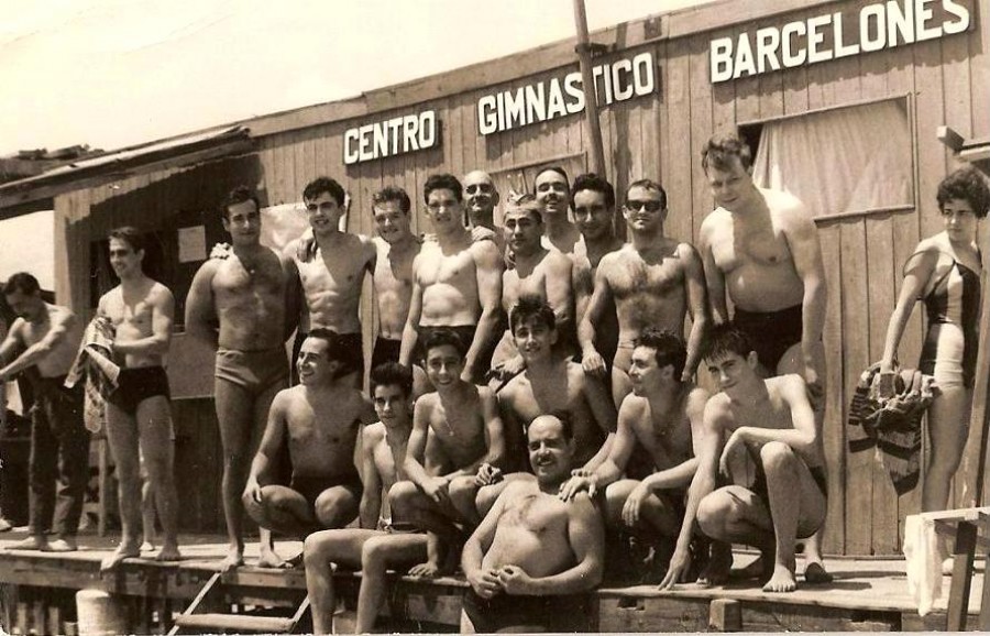 Foto d'un dia Festiu a la Caseta de la platge de Badalona del CGB dels anys 1960s