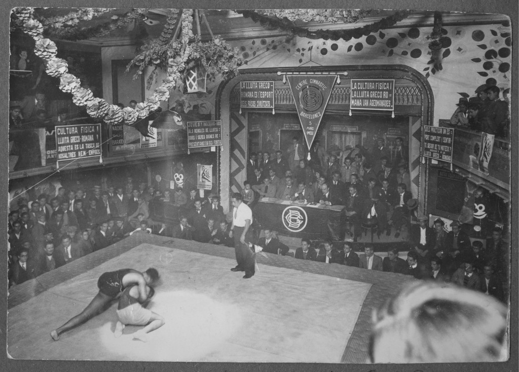 1r. Aniversari del CGB organitzant un Festival esportiu dins un Teatre popular del Barri del Raval a l'any 1934. Aquí podem veure un moment de combat de Lluita greco-romana davant la presència de la Junta directiva Fundadors del Centre.