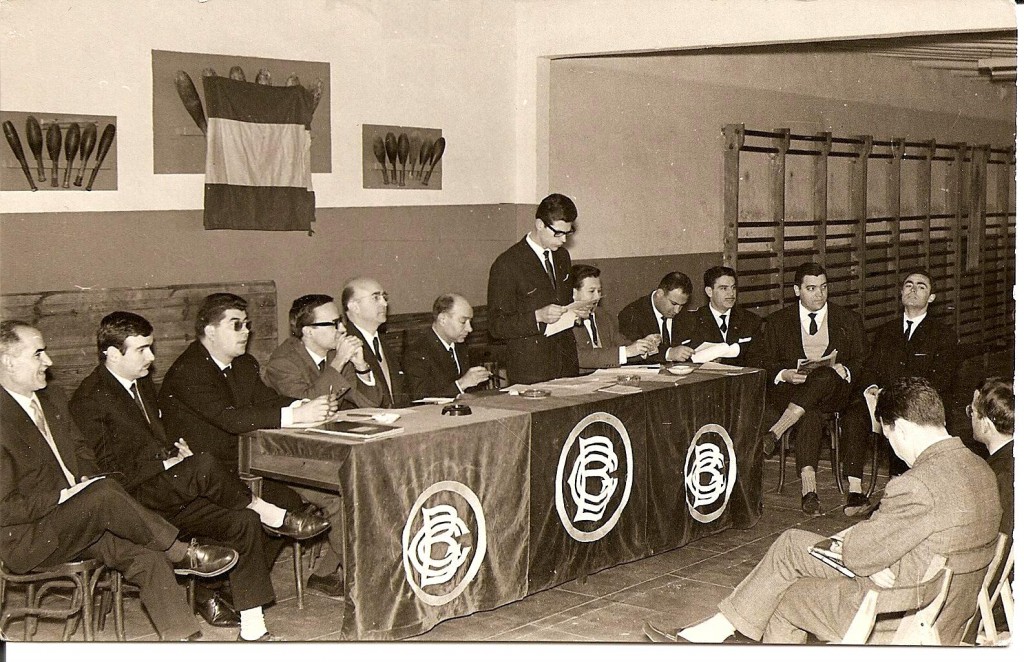 Celebració de la Assemblea ordinària del Centre als anys 50's. En Morancho al veiem a l'esquerra d'en Francesc Piñol, President de l'Entitat en aquella època. Podem veure també com era obligatòria lluir la bandera d'Espanya en els actes oficials de les Entitats.