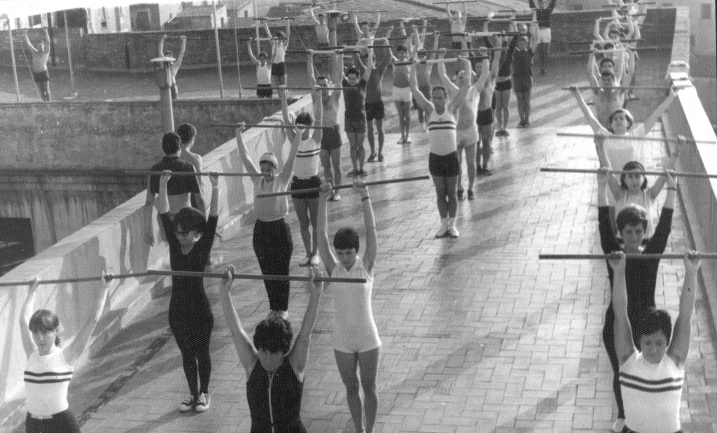Evolució de la gimnàstica educativa. Aquí ja veiem una classe de dones i homes al terrat del Barcelonès preparant una exhibició amb exercicis amb piques, durant la hora matinal de més assistència de socis. 