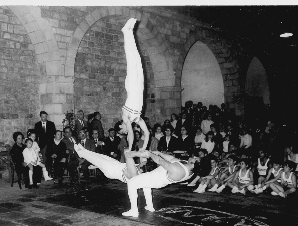 Festa del Raval - Conjunt ornamental del CGB - 1970, antic Hospital de la Santa Creu. Components: Josep Suari, Lluis Garcia i Joan Espinosa. També van actuar els infantils de la Secció de gimnàstica educativa del Centre.