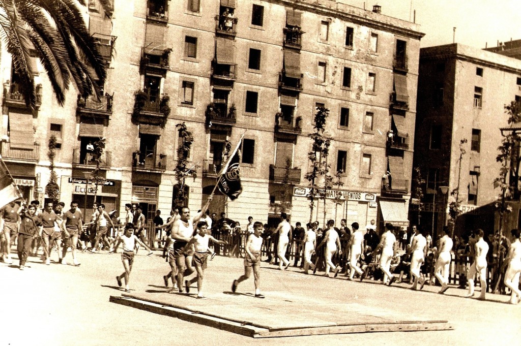 Festival poliesportiu del CGB a la Plaça de Folch i Torres anys 1960's. El Barcelonès acostumava a festejar els seus Aniversaris al mes de maig amb la intervenció de la majoria de les seccions esportives del Centre. 