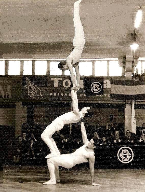 El conjunt Ornamental seguia als anys 60's de la mà d'en Joan Espinosa. Aquí podem veure un exercici anomenat els Xinets, durant la celebració del 32è Aniversari del CGB al Saló Iris de Barcelona - Any 1965. Components: Manel Collado, Josep Suari i Joan Espinosa