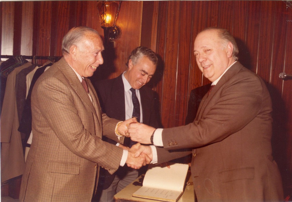 Joan Simarro rebent de mans d'en Lluís Aparicio la insignia d'or del CGB - 1980's