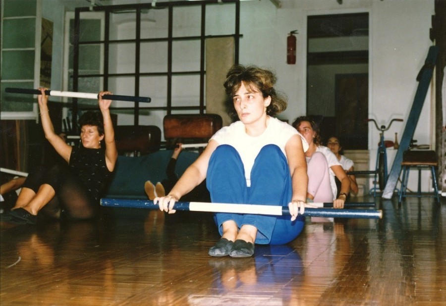 Pràctica de la gimnàstica educativa a la sala femenina del Barcelonès. Als anys 1990's s'havia arribat a una nombrosa participa de les dones en aquesta modalitat de manteniment i "fitness"