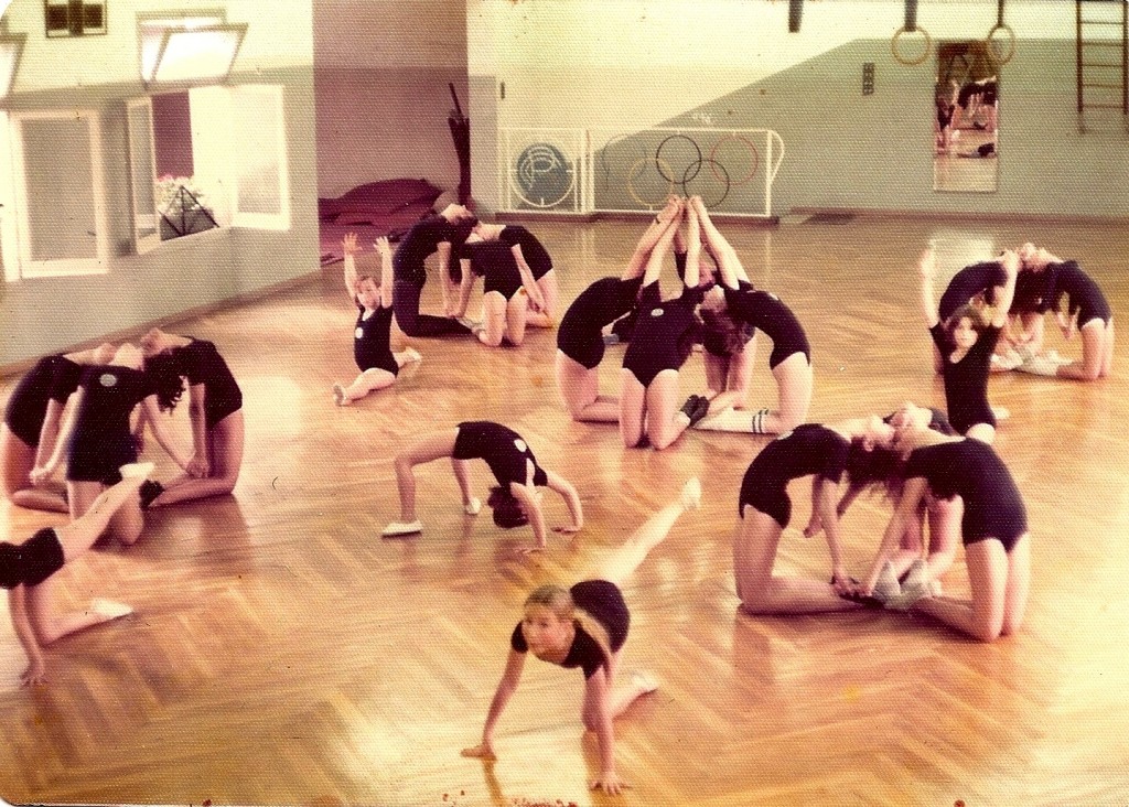 Classe de gimnàstica educativa femenina infantil als principis dels anys 1970's amb exercicis preliminars - Professor Tomàs Cabrero. 