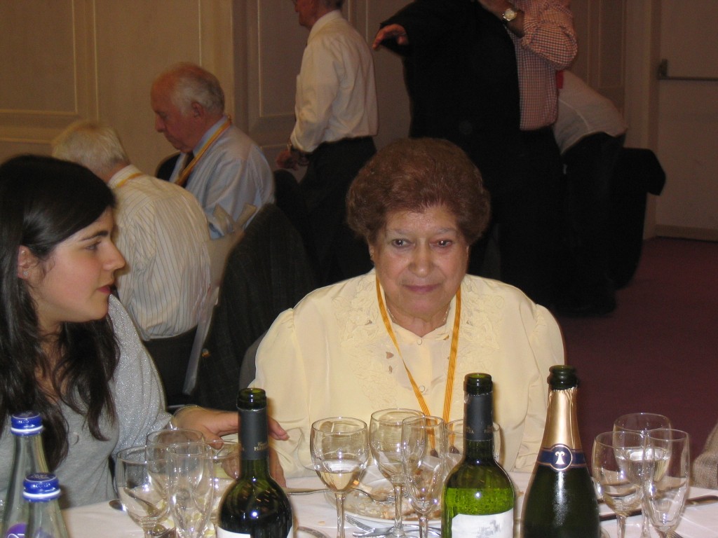 La senyora Pilar recepcionista del CGB fins la dècada dels anys 80's, malgrat una precaria salut, assisteix a la celebració del 75è Aniversari del Centre qu8e va tenir lloc al prestigiós Hotel de la ciutat Barceló Sants. A la esquerra de la imatge la seva neta la contempla amb molta atenció.