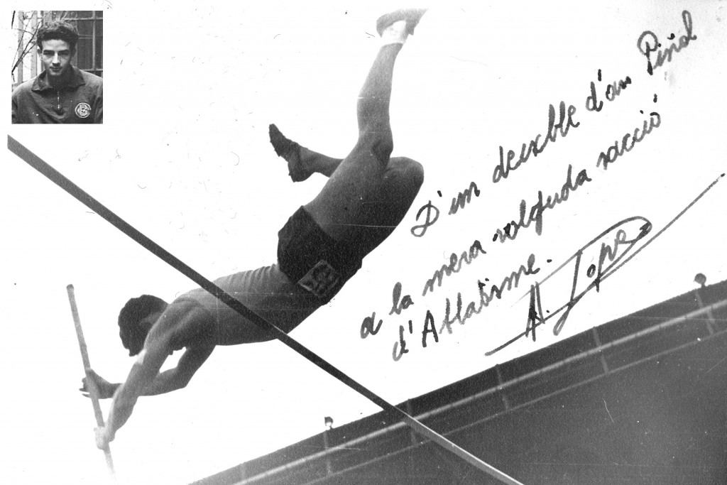 El Campió de perxa del CGB, l'Albert López, dedicant al seu entrenador Francesc Piñol un dels seus millors salts.