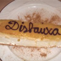El nom de la comparsa en el pastís,detall del restaurant a la comparsa, en el dinar de celebració.