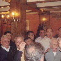Emotiu moment de cloenda dels membres de la S.C.Girasol , cantant el seu imne, en la celebració dl 15º aniversari de la S.C.A.Disbauxa.