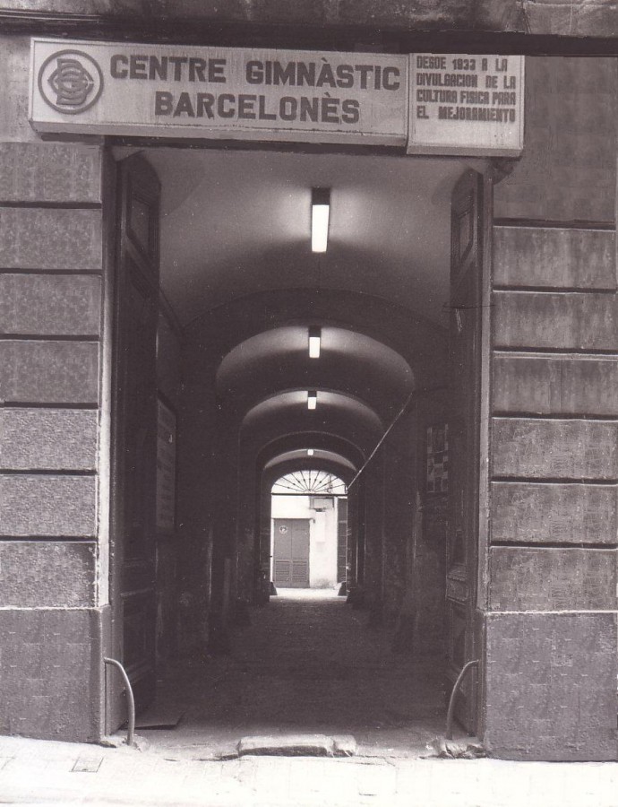 Portal d'entrada al Centre, c/ Joaquim Costa 22