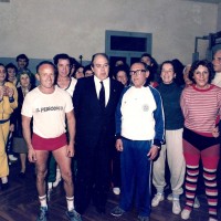 Foto de família al voltant del President de la Generalitat de Catalunya en ocasió de la inauguració dels nous vestidors del Club. Any 1986.