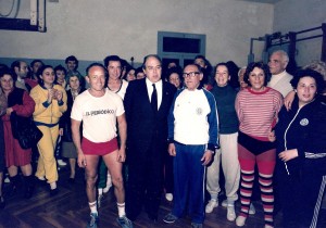 Foto de família al voltant del President de la Generalitat de Catalunya en ocasió de la inauguració dels nous vestidors del Club. Any 1986.