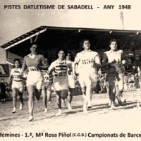 Mª Rosa Piñol competint cursa d'atletisme a les pistes del Club Sabadell a l'any 1948, precursora de la participació després de la guerra, de les dones a les activitats esportives a través del Centre Gimnàstic Barcelonès.