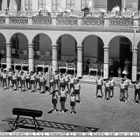 Exhibició de Gimnàstica de les seccions esportives del CGB al Pati de l'antic Hospital de nens de Sant Joan de Deu. a la dècada dels anys 60's