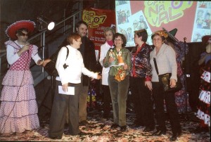 Recollint el premi a la Millor Comparsa 2007.