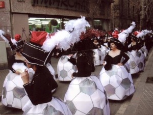 La comparsa desfilant pel C/Sant Antoni Abad,amb la disfressa"Les pilotes la politica del poble"2008.