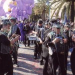 La banda Girasol acompanyant a la comparsa Disbauxa en la rua de Niça, 2008.