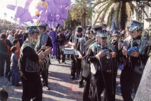 La banda Girasol acompanyant a la comparsa Disbauxa en la rua de Niça, 2008.