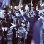 Moment de la rua de Niça. La banda "Girasol" en plena actuació, tocant la percusió, de nit.2008