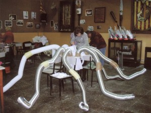 Companya i company de la S.C.Girasol, en el taller de costura,fent les potes del pop.Figura que desfilarà en el centre de la comparsa.