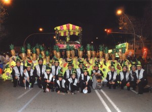 Disfruita la fruita2011.La comparsa , la banda Girasol i carrossa abans de la desfilada en l'Avinguda Paral.lel.