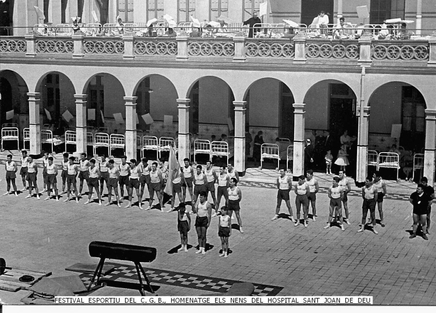 Exhibició de Gimnàstica de les seccions esportives del CGB al Pati de l'antic Hospital de nens de Sant Joan de Deu. a la dècada dels anys 60's