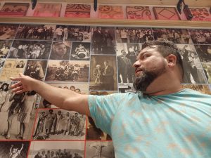 Sam ens mostra el mural fotogràfic