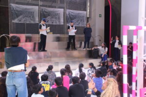 Alumnat i voluntaris, fent la sessió d'estirem la memòria