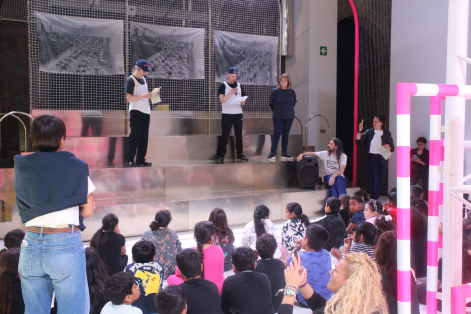 Alumnat i voluntaris, fent la sessió d'estirem la memòria